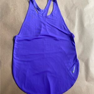SMALL NIKE dry fit tank